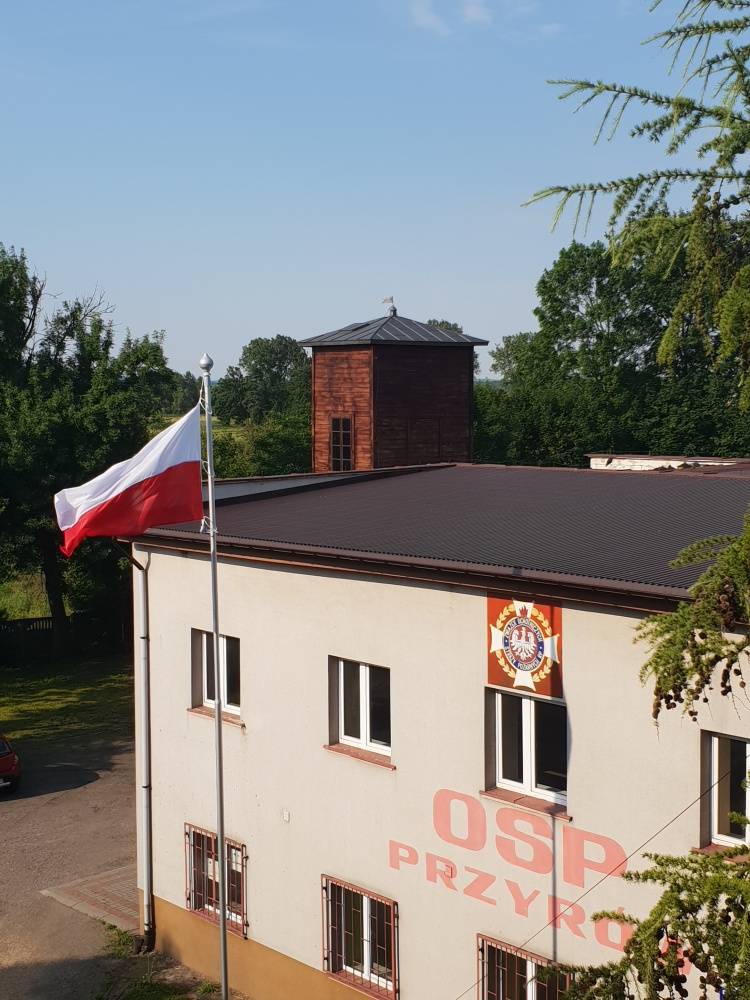 : Maszt wraz z flagą zamontowane przed budynkiem Strażnicy OSP w Przyrowie.